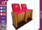 Altos asientos rojos traseros del auditorio con el logotipo de madera de la compañía del tablero lateral proveedor
