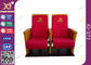 Altos asientos rojos traseros del auditorio con el logotipo de madera de la compañía del tablero lateral proveedor