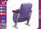 Las sillas por completo tapizadas púrpuras del auditorio de la cubierta en cortocircuito detrás descansan proveedor