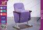 Las sillas por completo tapizadas púrpuras del auditorio de la cubierta en cortocircuito detrás descansan proveedor