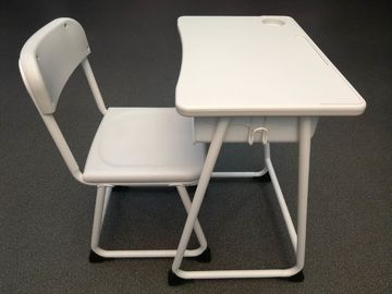 China Escritorio del estudiante y sistema huecos de la silla con la tabla plástica del respaldo/del top proveedor
