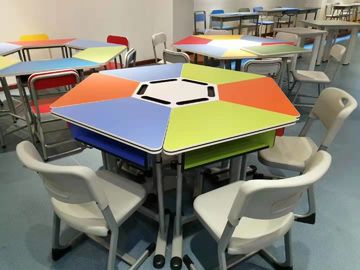 China Borde determinado de los seis del estudiante PVC comunes colorido del escritorio y de la silla para el sitio de entrenamiento proveedor
